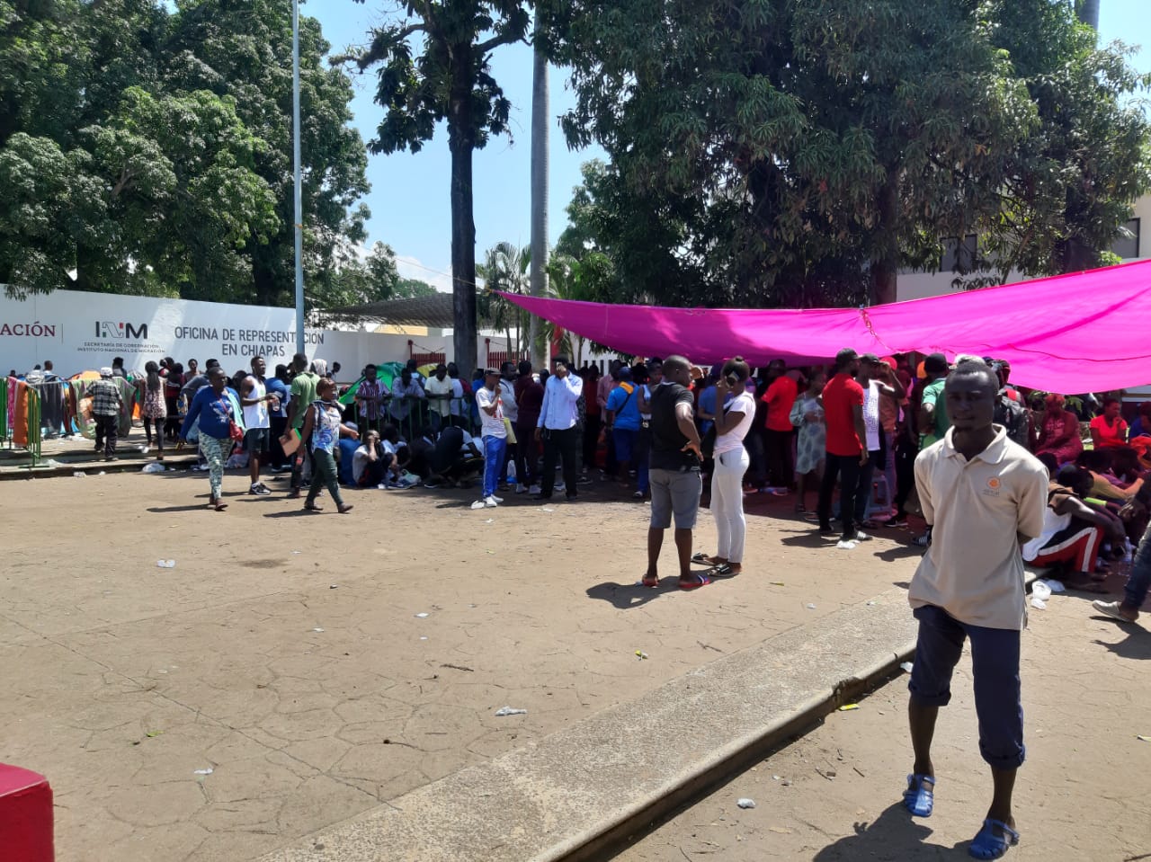 Alrededor de 200 migrantes mantienen un campamento en inmediaciones de la Estación Siglo XXI. (Julio Navarro)