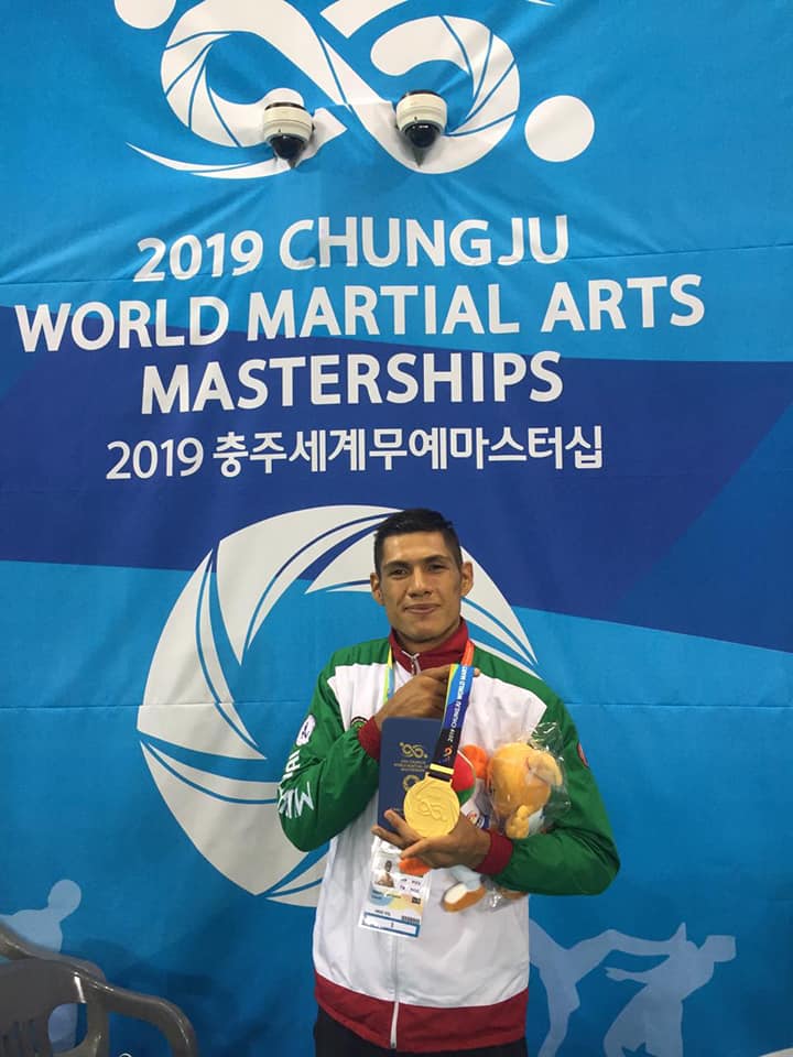 Miguel Padilla, barra brava de Chivas, gana medalla de oro para México (Facebook @femem.muaythai)
