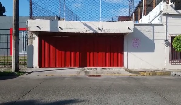 Quienes se oponen al edificio colocaron cartulinas en el lugar. (Abraham Jiménez)