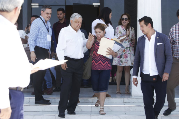 El presidente Andrés Manuel López Obrador se reunió con padres y madres de los niños víctimas del incendio en la Guardería ABC. |Ariana Pérez