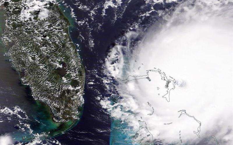 La tempestad bajó a categoría 4, pero la amenaza persiste, aseguran expertos. (Reuters)