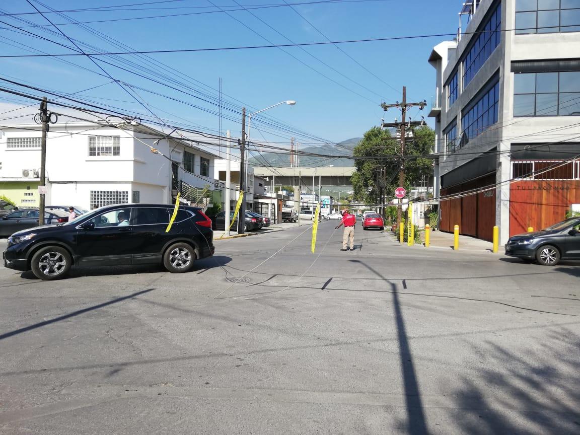 La caja del tráiler quedó atorada en cables de servicios de telefonía y televisión. (Foto: Elizabeth Cruz)