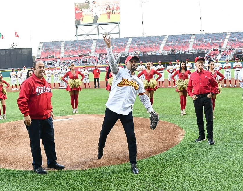 'Conejo' Pérez lanza la primera bola en juego de los Diablos Rojos (Twitter @DiablosRojosMX)