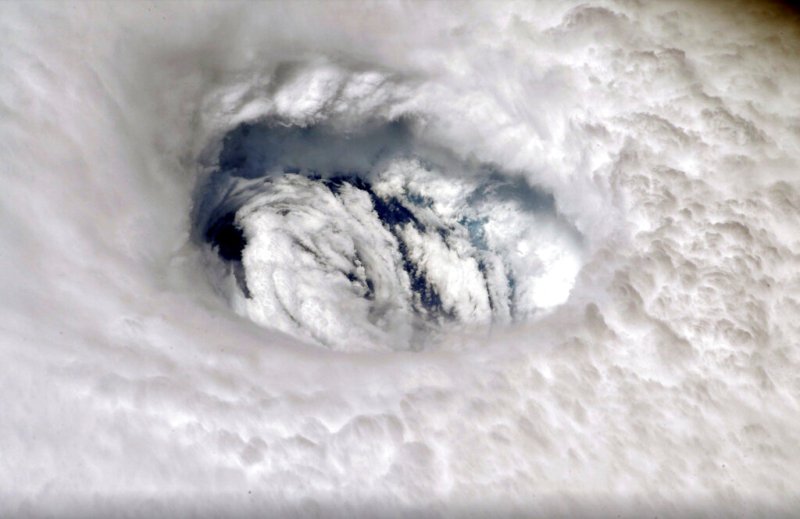 Dorian se localiza a unos 168 km al este de Fort Pierce, Florida. (Reuters)