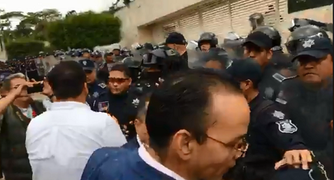 Elementos de la Policía Estatal no dejaron ingresar pasar a los panistas a la Fiscalía General de Veracruz. (Especial)