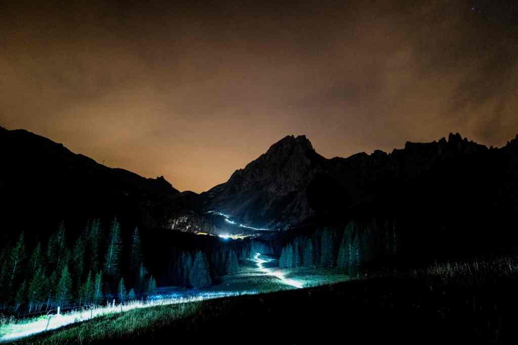 Francia. Remolques iluminan el camino de la carrera Ultra Trail alrededor del Mont-Blanc en los alpes. (AFP)