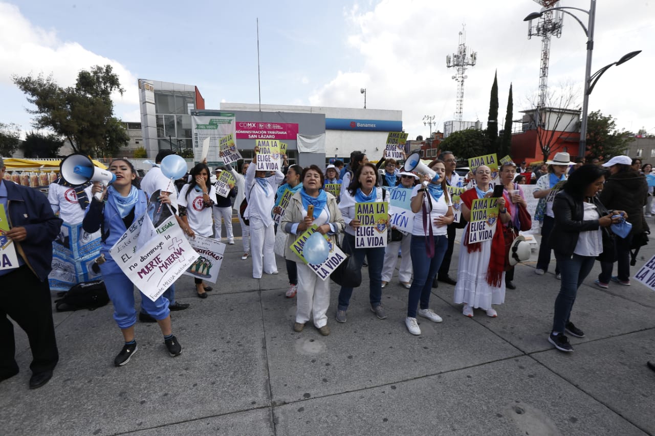 Grupos católicos bloquean accesos al Senado para protestar en contra del aborto. (Héctor Tellez)