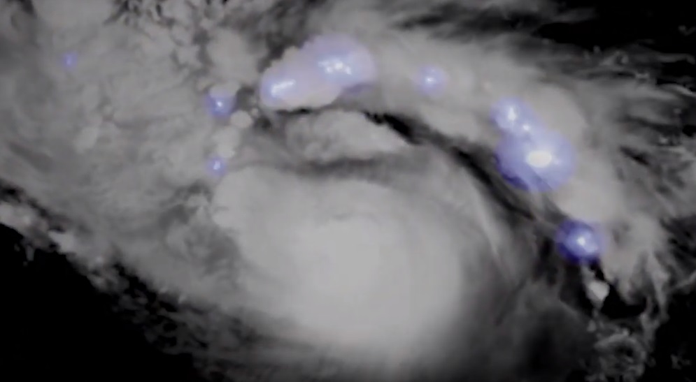 Imágenes satelitales captaron la formación de una tormenta eléctrica sobre el huracán Dorian. (Okay Let's Science)