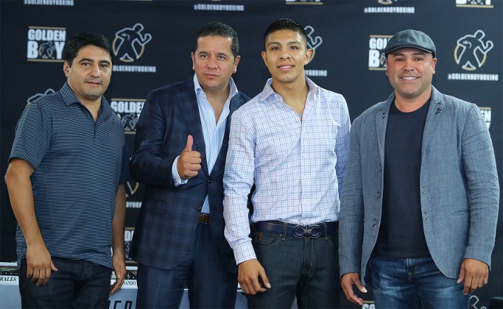 Jaime Munguia, a tope con el 'Terrible' Morales (Cortesía)