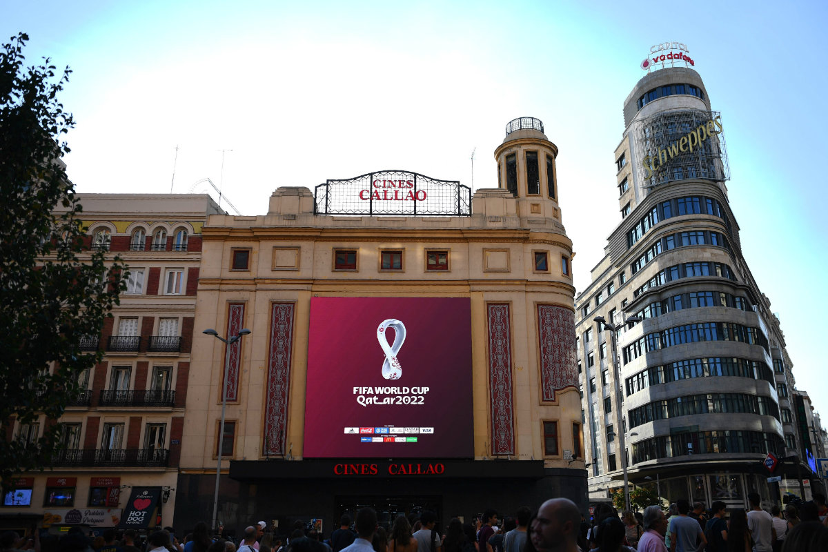 Logo del Mundial de Qatar 2022 proyectado en el edificio Cines Callao en Madrid, España (AFP)