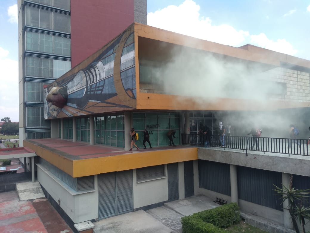 Manifestantes comenzaron a vandalizar el edificio de Rectoría (Áxel Martínez)