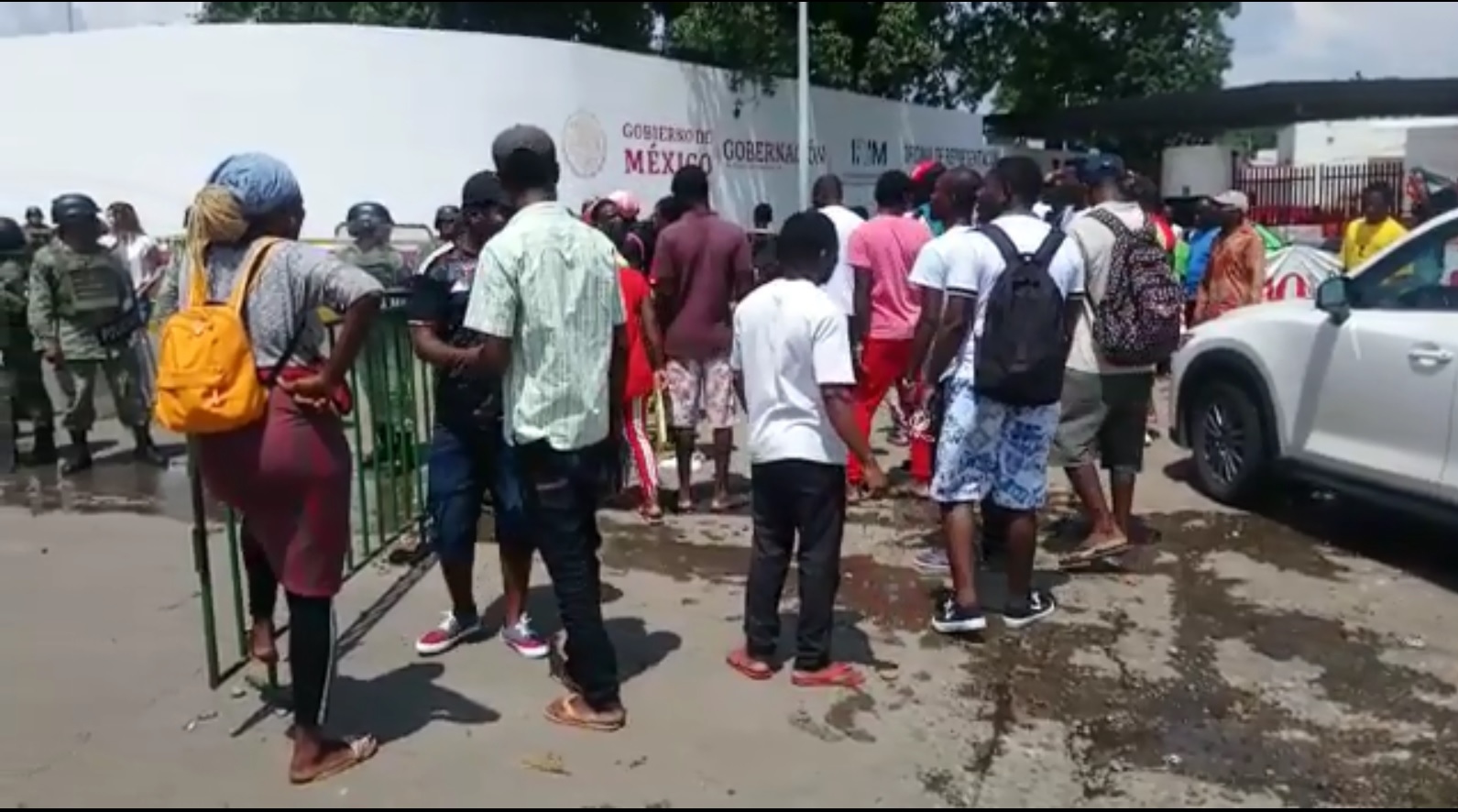 Los migrantes lanzaron sillas y mesas por inconformidad a la tardanza en su proceso de libre tránsito por México. (Abraham Jiménez)