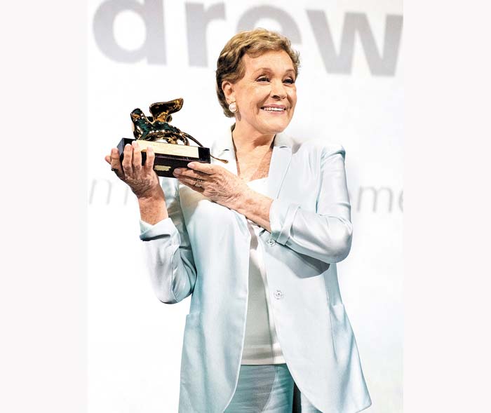 Mostró orgullosa su premio a la multitud  AP