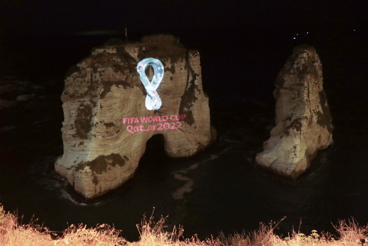 Proyección del logo del Mundial de Qatar 2022 en las Rocas de las Palomas (AFP)
