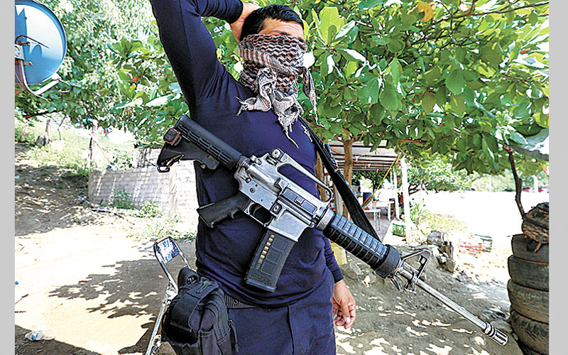 Un elemento de la Policía Michoacán. (Jorge Carballo)