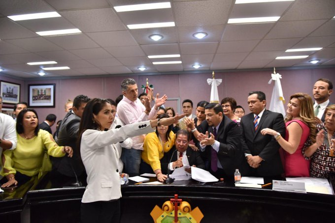 Verónica Hernández Giadáns rindió protesta como encargada de la Fiscalía de Veracruz.