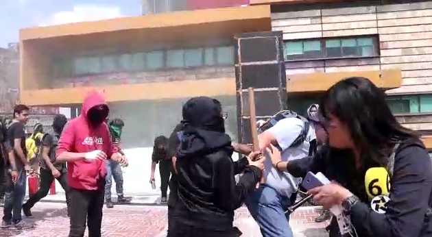 Algunos de los agresores portaban bates y palos./ Especial