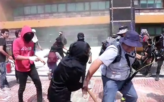 El camarógrafo y la reportera Adriana Esthela se encontraban documentando los actos de violencia en CU./ Especial