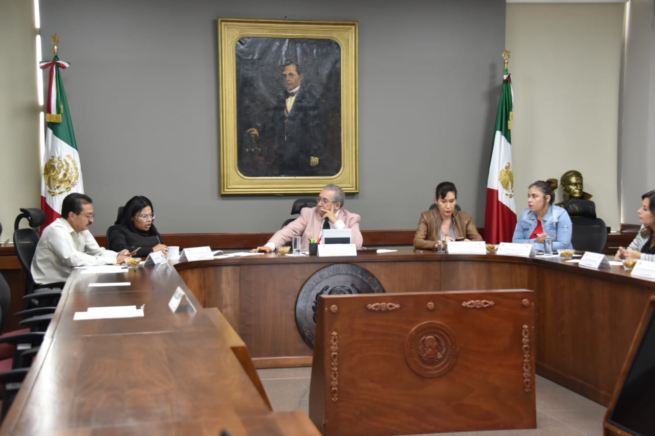Diputados locales en la reunión previa a recibir el informe de gobierno. (Cortesía)