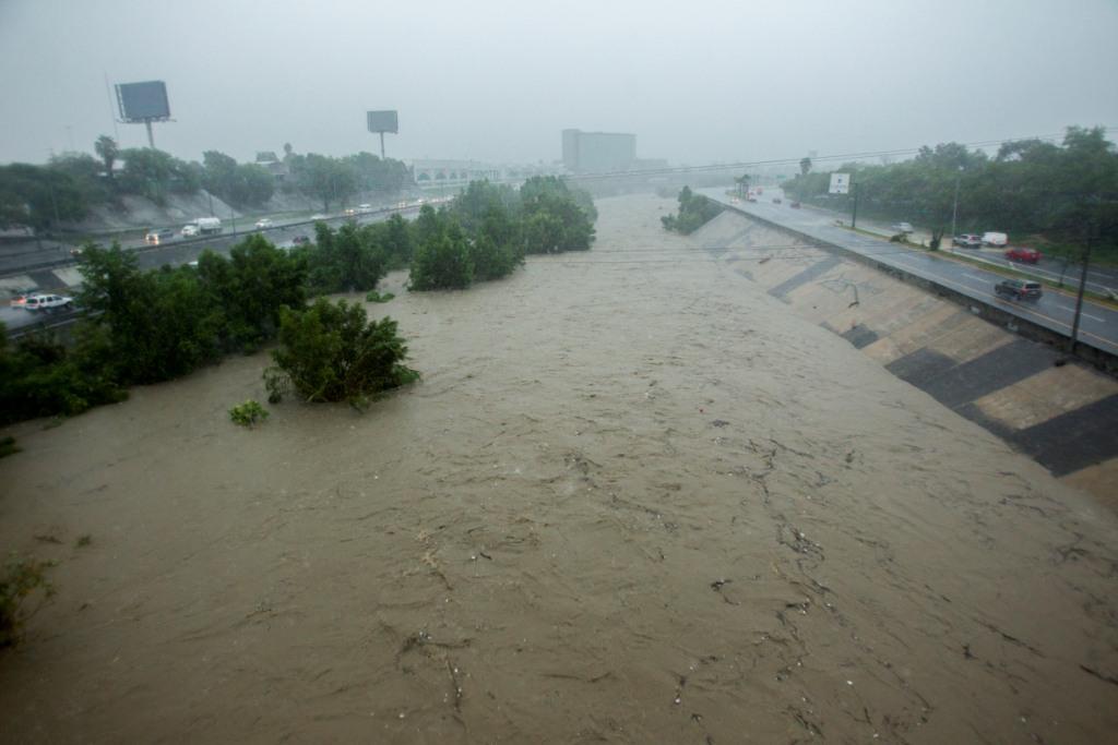 ‘Fernand’ ha provocado intensas lluvias en Nuevo León, lo que ha llevado a la crecida de arroyos. (Cuartoscuro)
