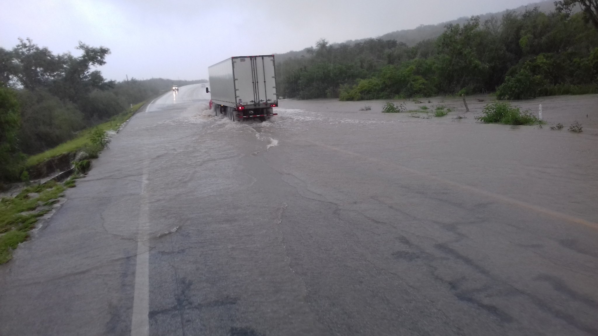 Lluvias inundan carreteras de Tamaulipas (Foto/VíaTwitter)