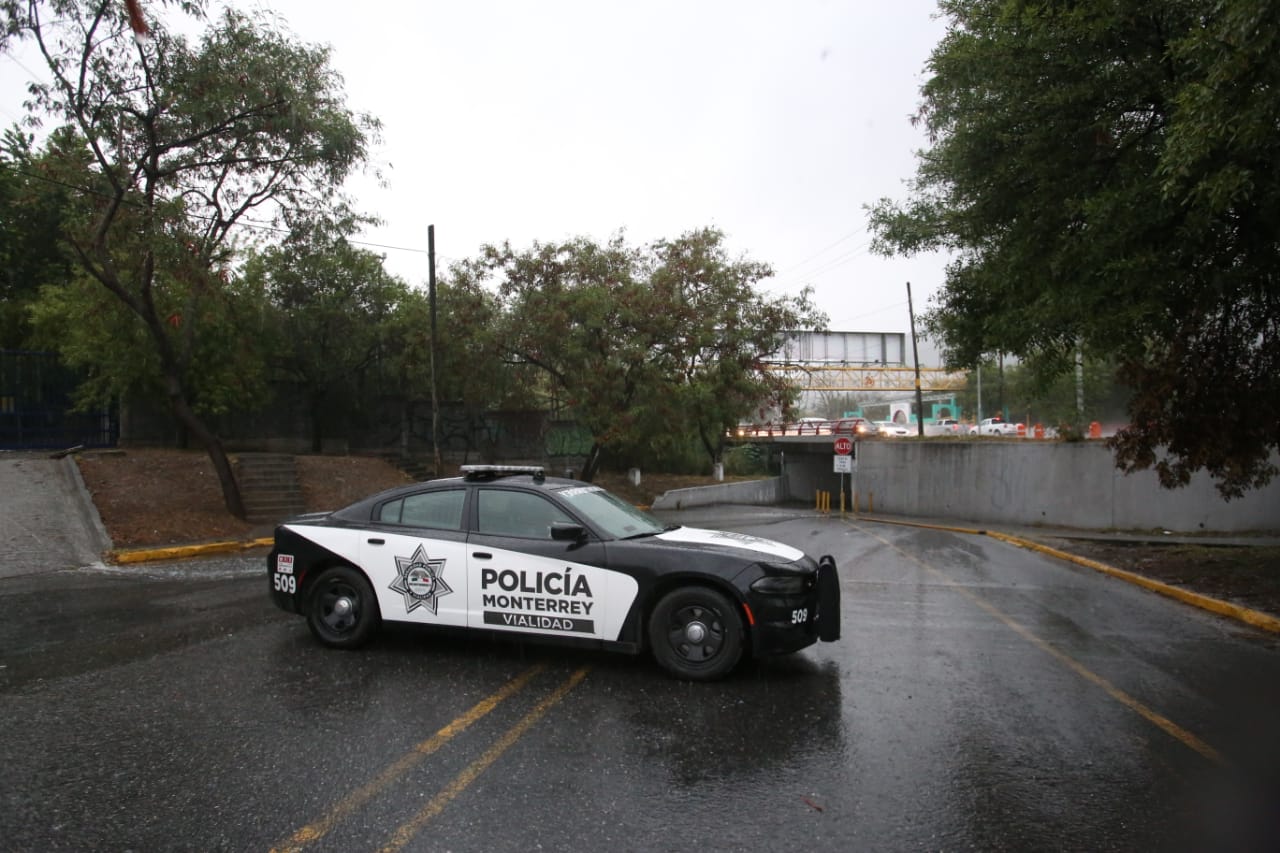 Ante las lluvias en NL, la mañana de este miércoles las autoridades resguardan los principales puntos de riesgo en el área metropolitana. (Foto: Raúl 
