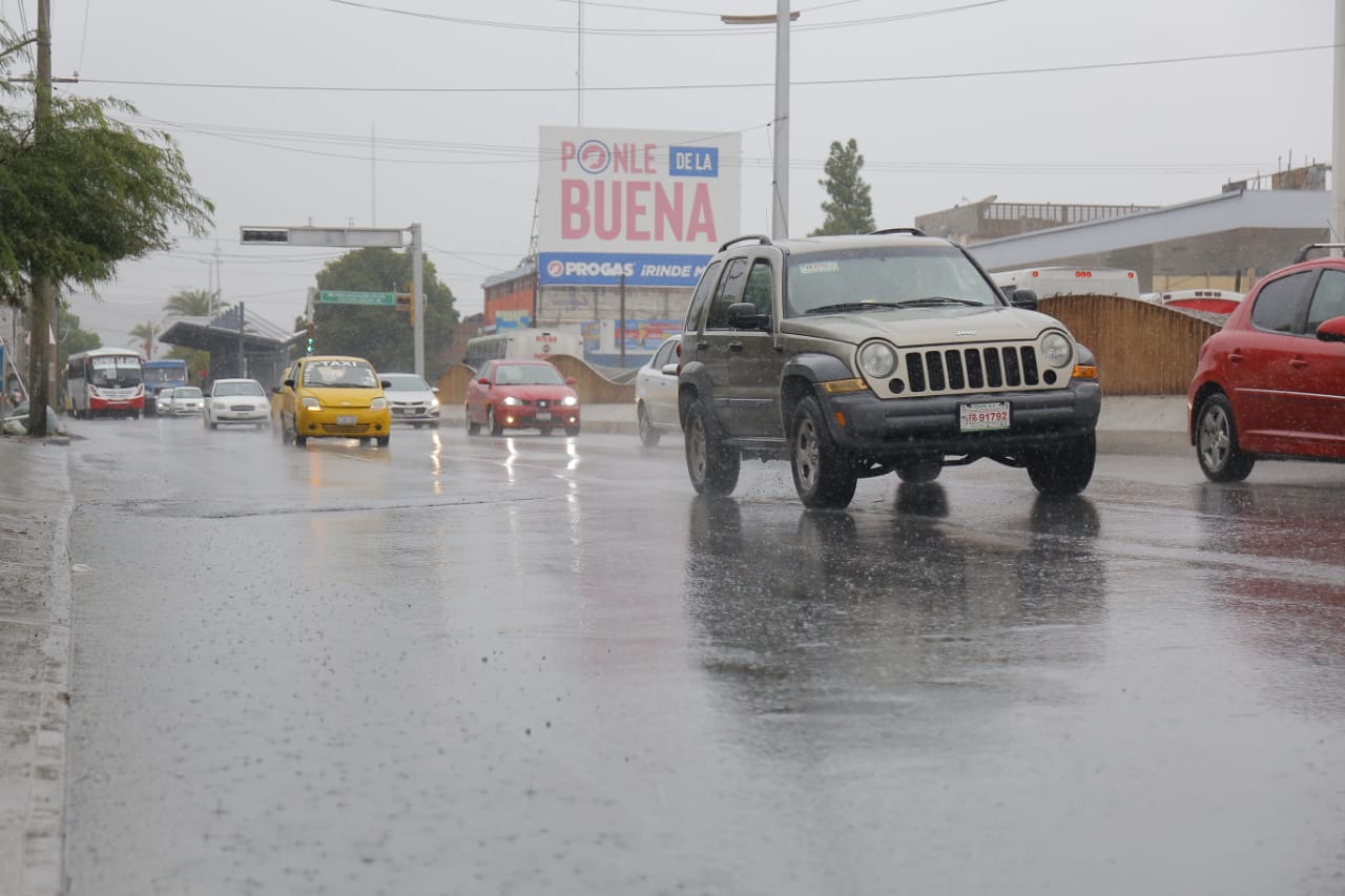 Ante las lluvias que se han registrado se recomienda tomar precaución al conducir. (Mauricio Román)