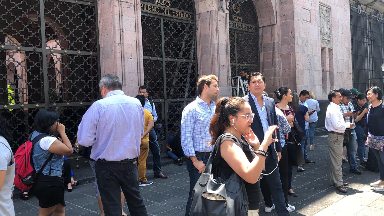 Los legisladores se plantaron en el edificio. (Isabel Zamudio)