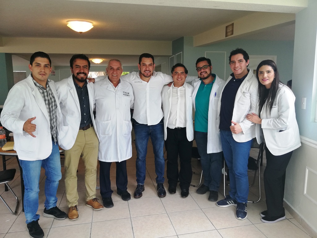 Médicos especialistas e Israel Félix Soto, previo a la jornada de cirugías gratuitas. (Eduardo González)