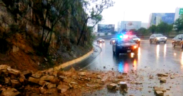 El municipio de San Pedro cerró carriles de Gómez Morín debido a deslaves provocados por las fuertes lluvias. (Foto:Especial)