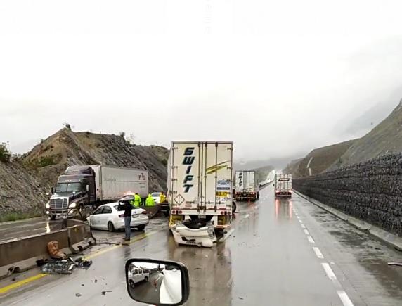 Presuntamente el pavimento resbaladizo provocó el incidente. (Foto: Especial)