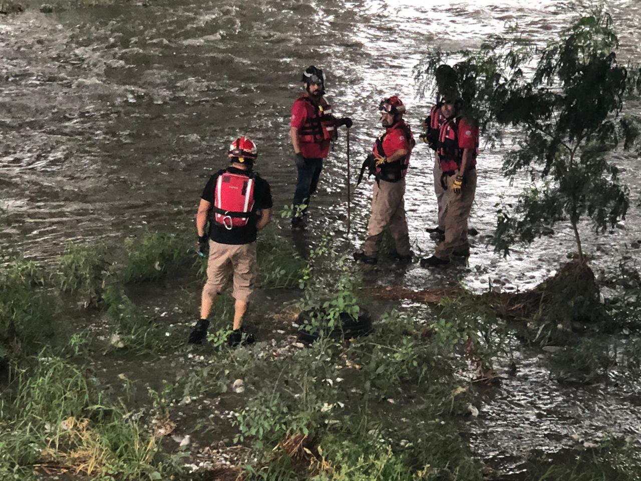 Protección Civil de Mty rescató a una persona del río Santa Catarina a la altura de gonzalitos. (Foto: Especial)