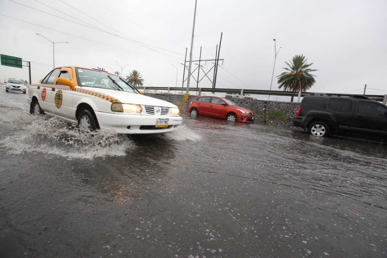 San Pedro cerró las vialidades de la avenida Gómez Morín debido a deslaves provocados por las fuertes lluvias. (Foto: Raúl Palacios)