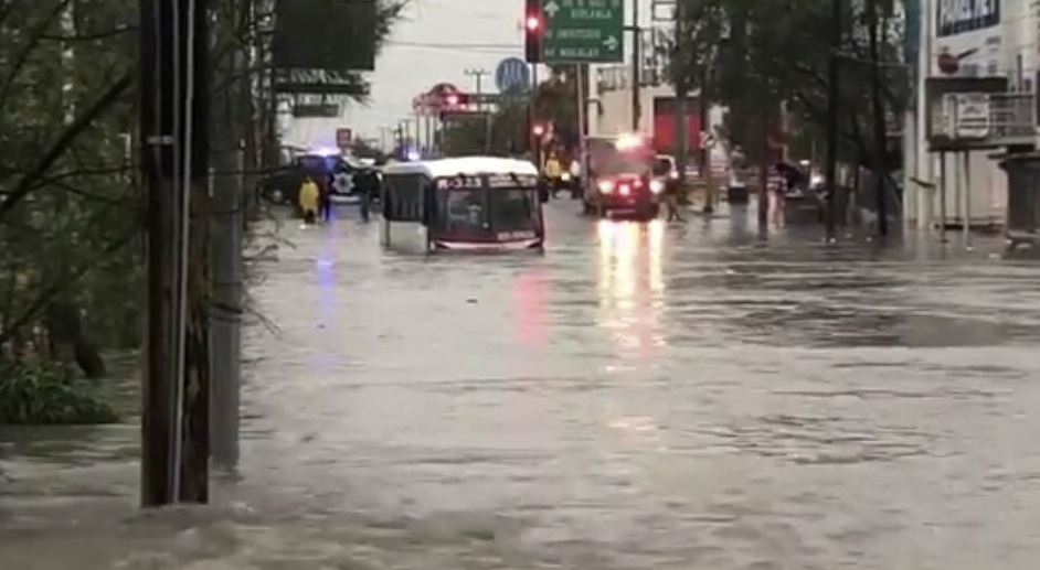 La unidad de la ruta 323 quedar la unidad varada en una avenida inundada que se localiza a escasos metros del arroyo del Topo Chico. Foto: Especial