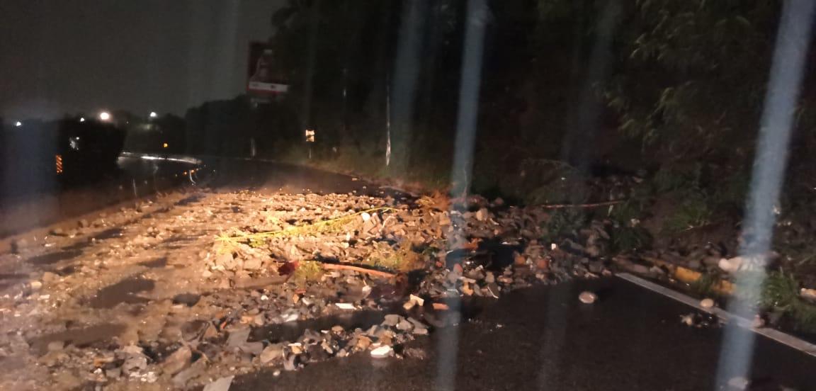 A la altura de la colonia 21 de Enero, en la zona del deslave están apagadas las luminarias, lo que representa un peligro para los automovilistas. (Fo