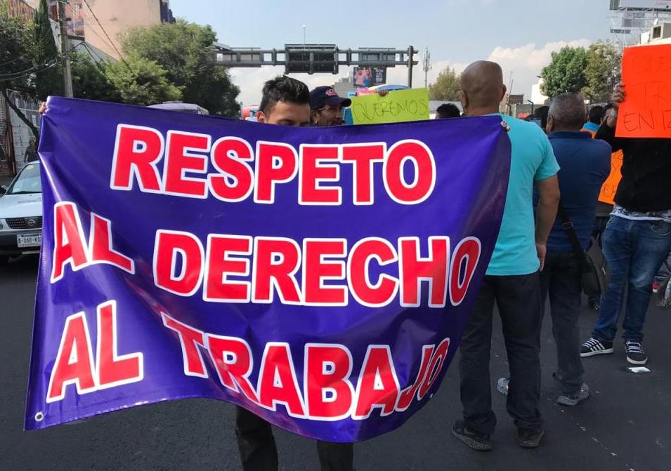 Ambulantes marchan en Calzada de Tlapan. | César Velázquez