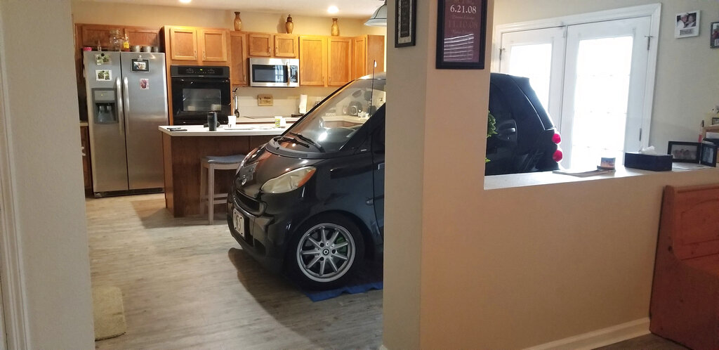 Con el coche en medio de la cocina, Jessica tuvo que maniobrar para cocinar y servir la cena. AP