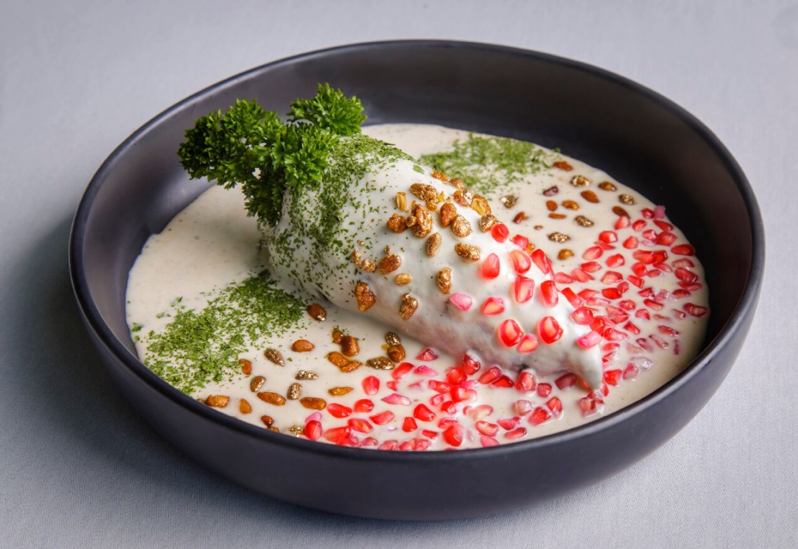 Te decimos dónde probar los mejores chiles en nogada. (El Lago Restaurante)