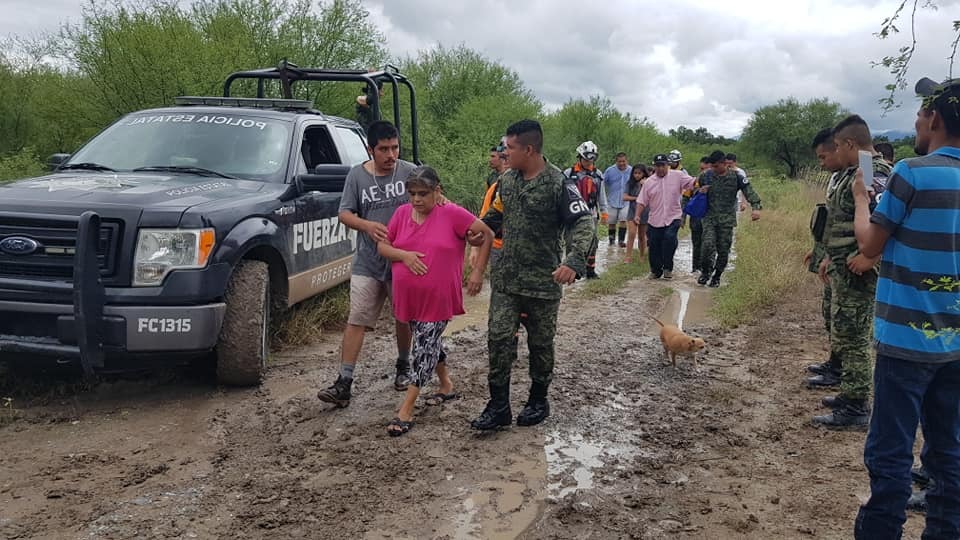 Fueron rescatados cinco adultos y cuatro menores de edad. Foto: PC Nuevo León