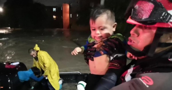 Familia varada en avenida Fidel Velázquez tras lluvias de tormenta 'Fernand' en NL. (Foto: Especial)