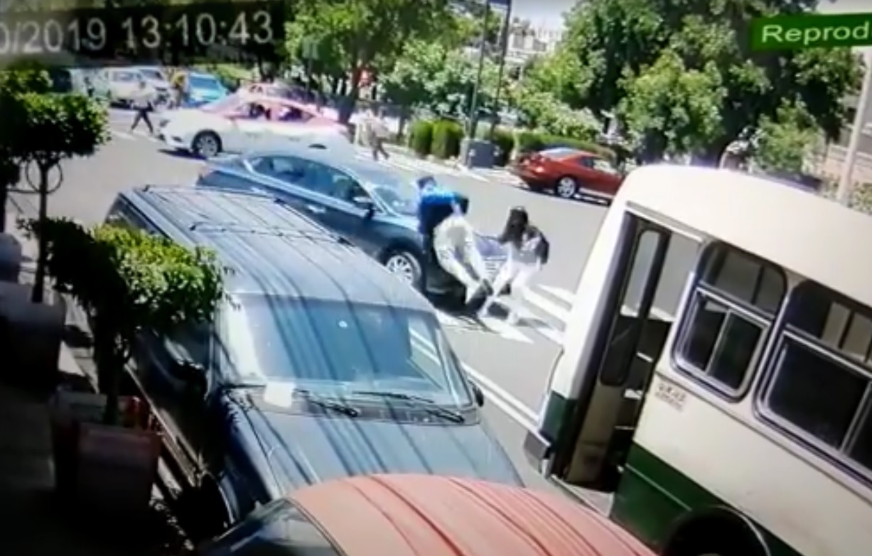 Una joven denunció que fueron atropellados por un vehículo azul cuando se dirigían a la escuela. (Especial)