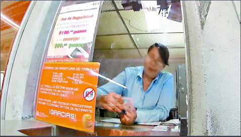 Las taquilleras son acusadas de quedarse con el cambio.