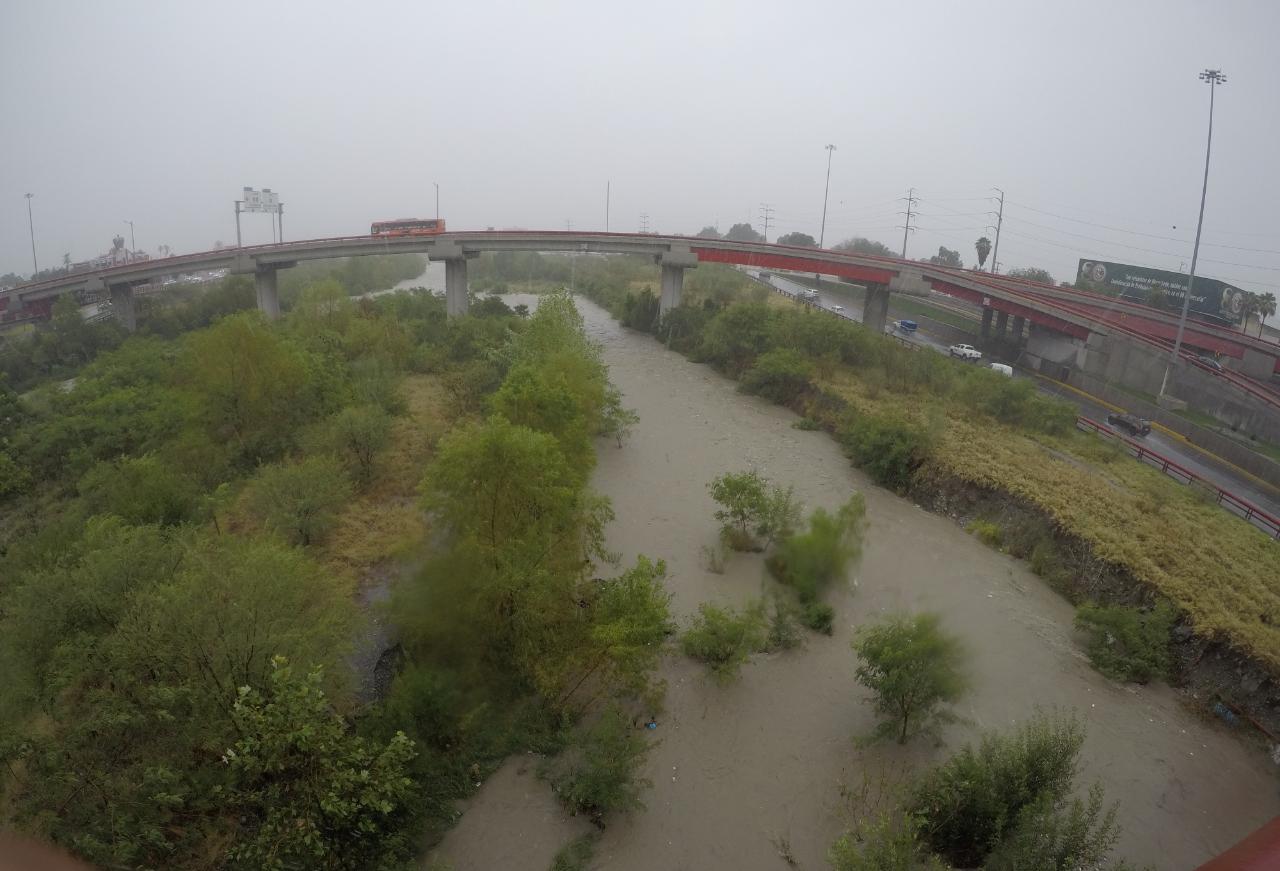 Las lluvias generaron inundaciones en algunas avenidas y vados debido al incremento de la corriente de algunos arroyos y ríos. (Foto: Especial)