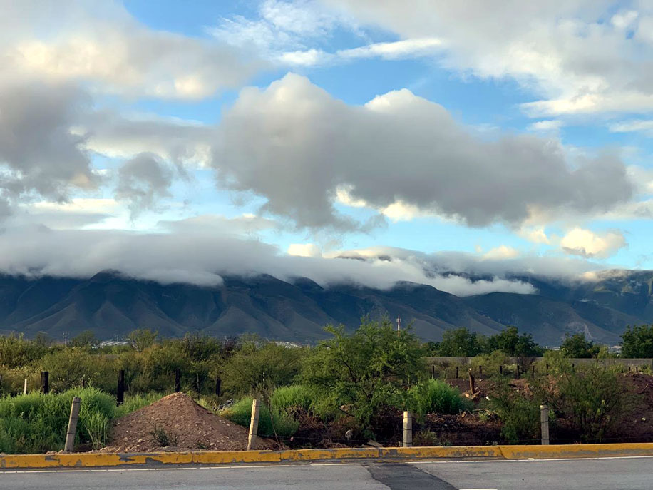 Los paseantes se sorprendieron ante la 'postal' en los cerros. (Especial)