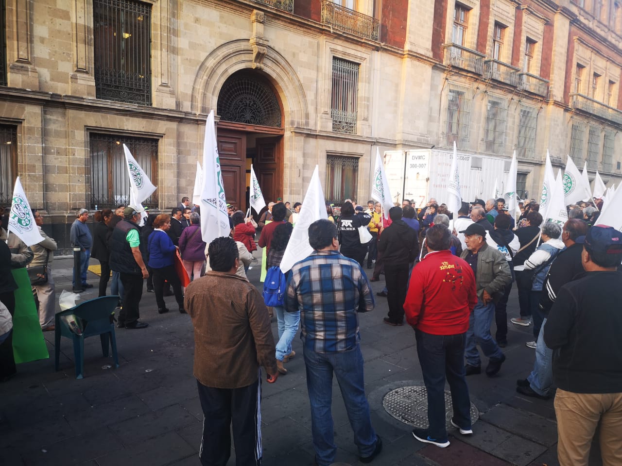 Los manifestantes afectan la circulación, a la altura de la calle de Moneda, colonia Centro./ César Velázquez
