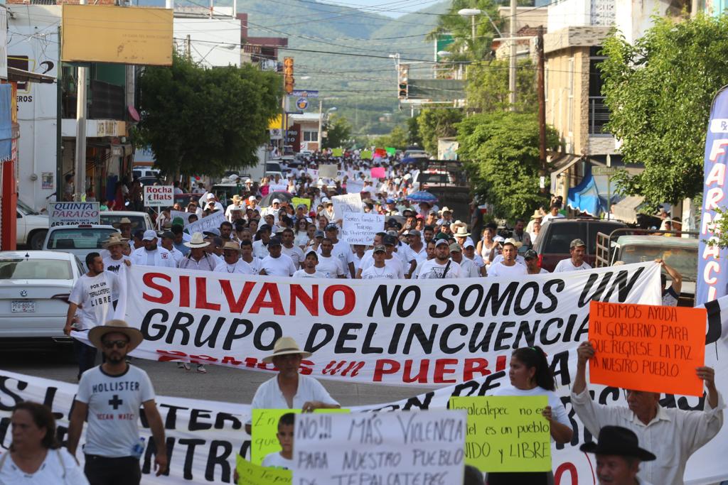 Los manifestantes son encabezados por el alcalde de Telapcatepec. (Jorge Carballo)