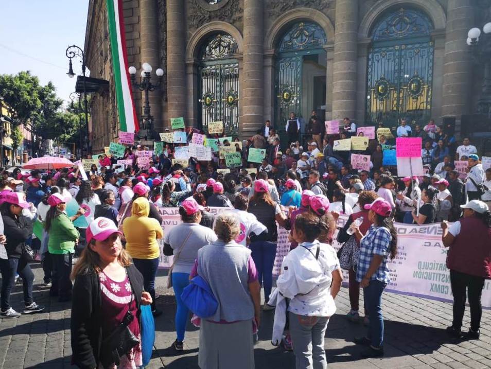 Las mujeres comerciantes protestan en el Congreso de CdMx. | César Velázquez
