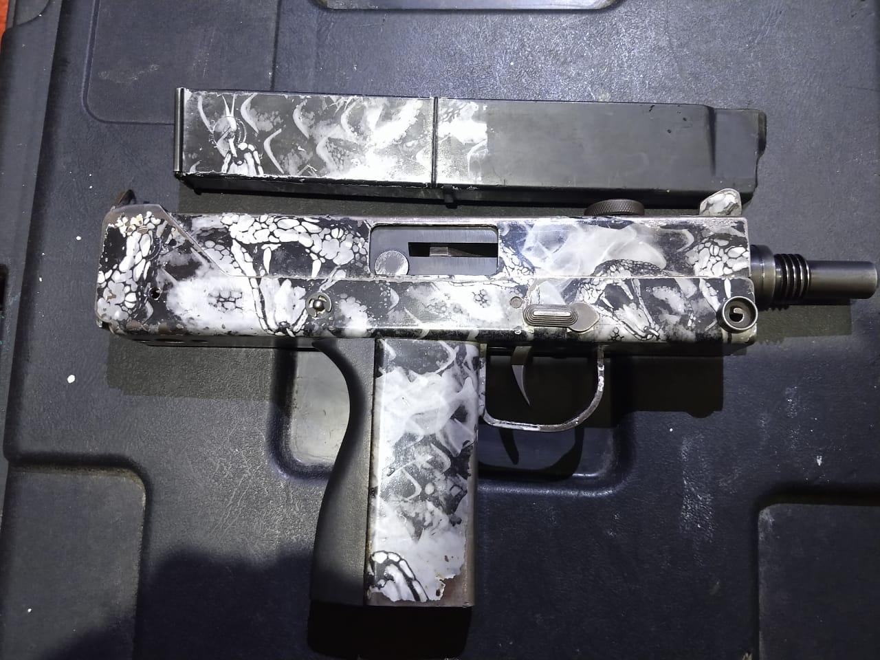 Durante el operativo se aseguraron al menos cinco armas de fuego, cargadores para fusiles como AK-47 y droga. (Especial)