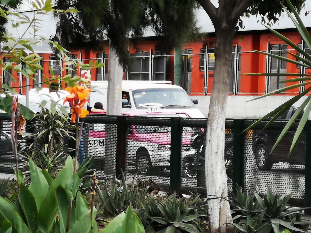 La persona comenzó a sentirse mal y el taxista se orilló en Circuito Interior para pedir ayuda, pero ya había muerto. (Jorge Becerril)