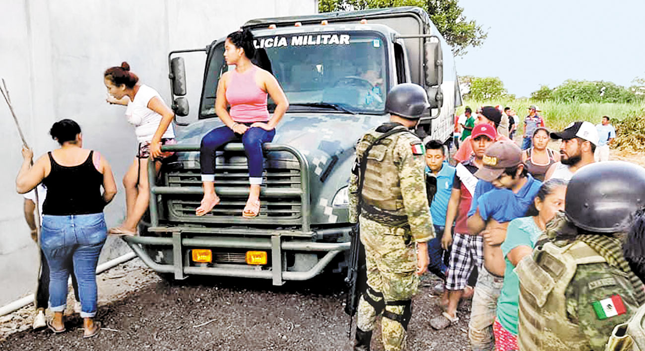 Pobladores en José Azueta, Veracruz, al retener a los federales. (Especial)